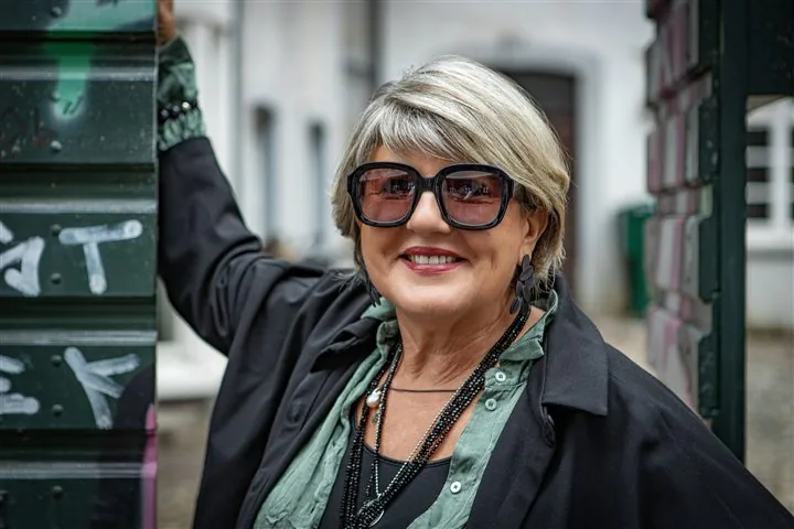 Kundin mit Sonnenbrille vor Freiburger Graffitiwand